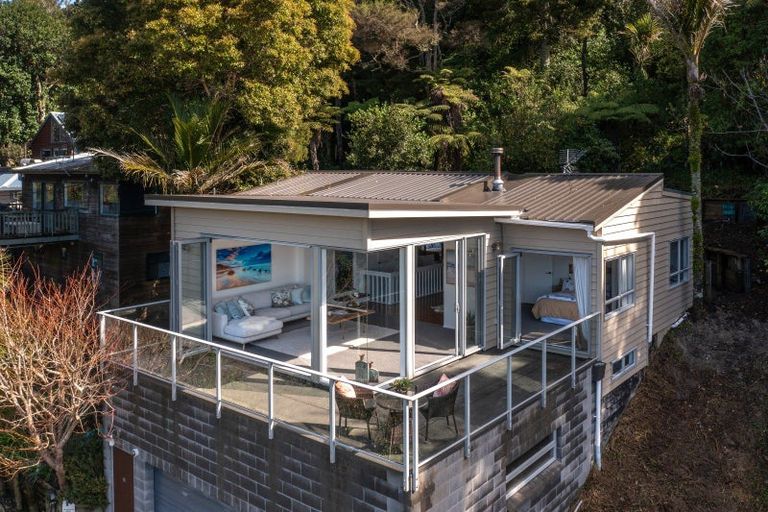 Photo of property in 41 Laingholm Drive, Laingholm, Auckland, 0604