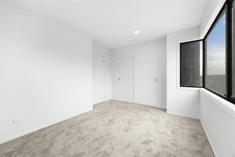 Photo of property in 4 Kautawa Lane, Massey, Auckland, 0614