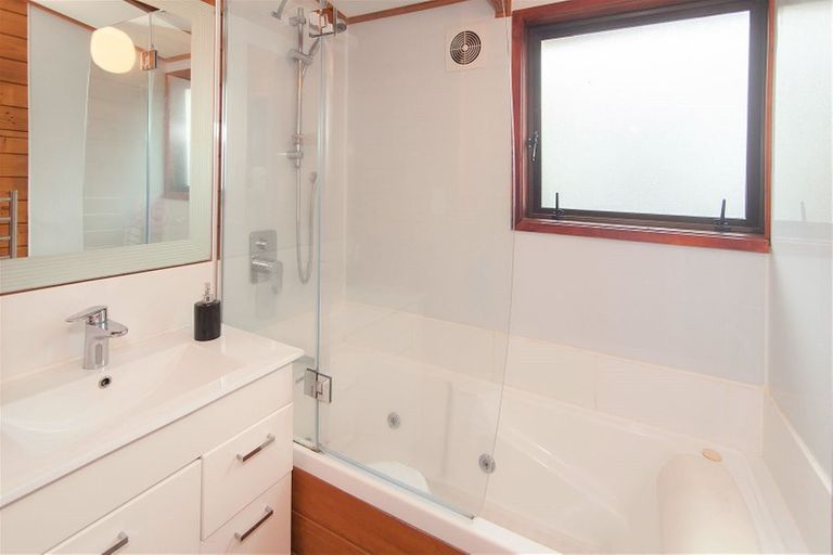 Photo of property in 15a Kereru Street, Henderson, Auckland, 0612
