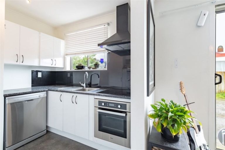Photo of property in 2/19 Pirie Crescent, Moera, Lower Hutt, 5010