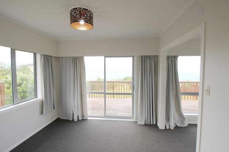 Photo of property in 30 Somes Crescent, Newlands, Wellington, 6037