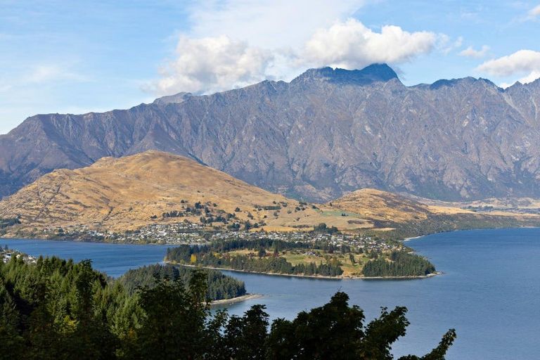 Photo of property in 1 Von Place, Fernhill, Queenstown, 9300