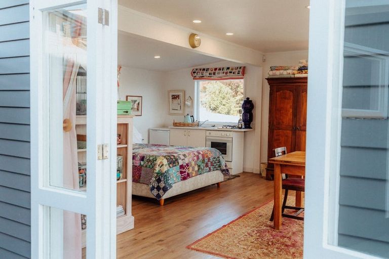 Photo of property in 22 Melandra Road, Stanmore Bay, Whangaparaoa, 0932