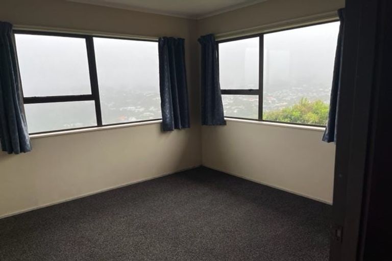 Photo of property in 6 Stroud Way, Newlands, Wellington, 6037