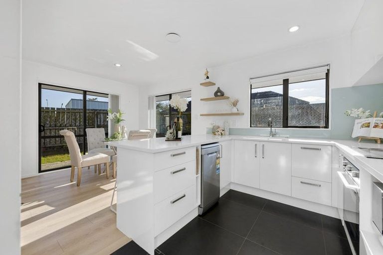Photo of property in 6 Frank Bunce Grove, Flat Bush, Auckland, 2019