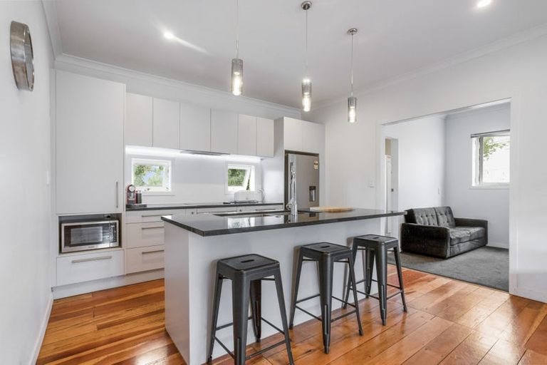 Photo of property in 33 Clayburn Road, Glen Eden, Auckland, 0602