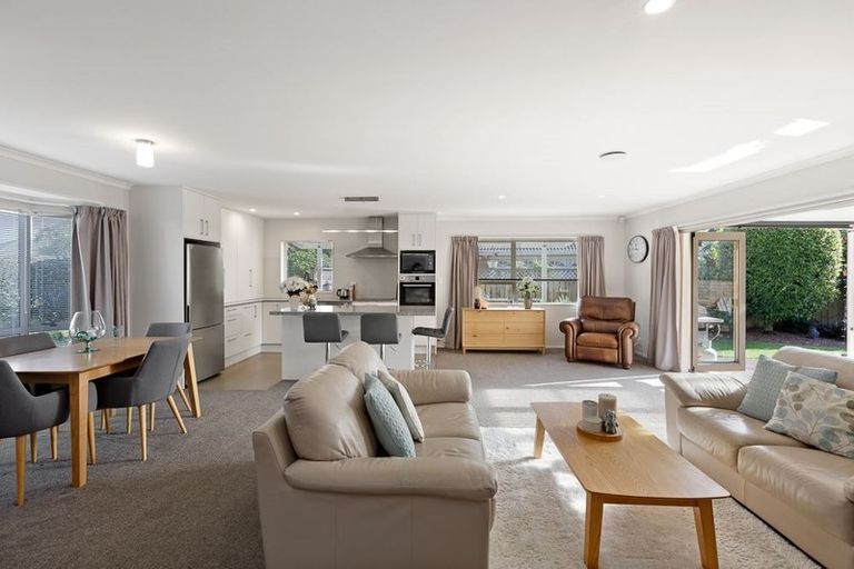 Photo of property in 51 Lakeside Drive, Orewa, 0931