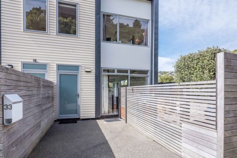 Photo of property in 33 Tiketike Way, Brooklyn, Wellington, 6021