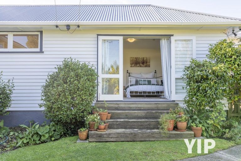 Photo of property in 10 Turville Crescent, Newlands, Wellington, 6037