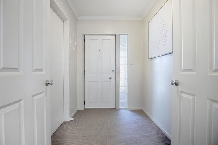 Photo of property in 5 Kawaroa Close, New Plymouth, 4310