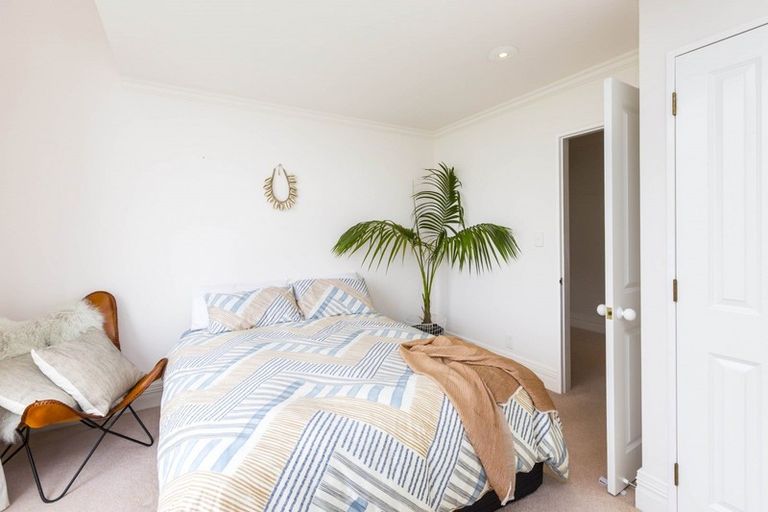 Photo of property in 95 Viewmont Drive, Harbour View, Lower Hutt, 5010