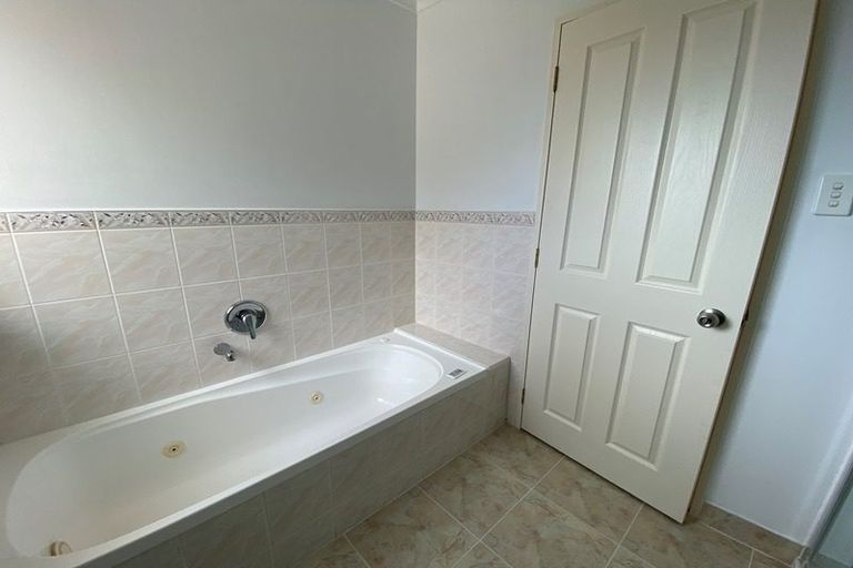 Photo of property in 8 Canary Place, Unsworth Heights, Auckland, 0632