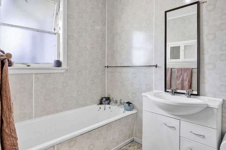 Photo of property in 42 Puriri Street, Hawera, 4610