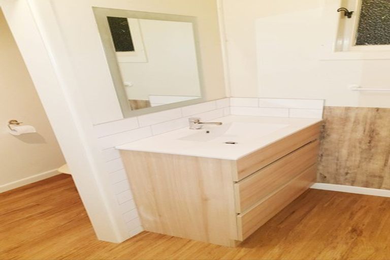 Photo of property in 1/64 Hogans Road, Glenfield, Auckland, 0629