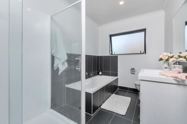 Photo of property in 40a Roberts Road, Glenfield, Auckland, 0629