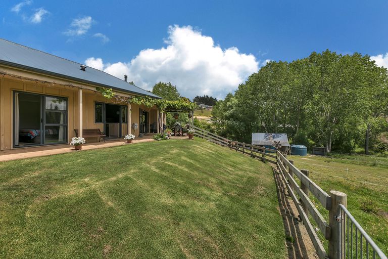 Photo of property in 11 Pineview Lane, Helensville, 0875
