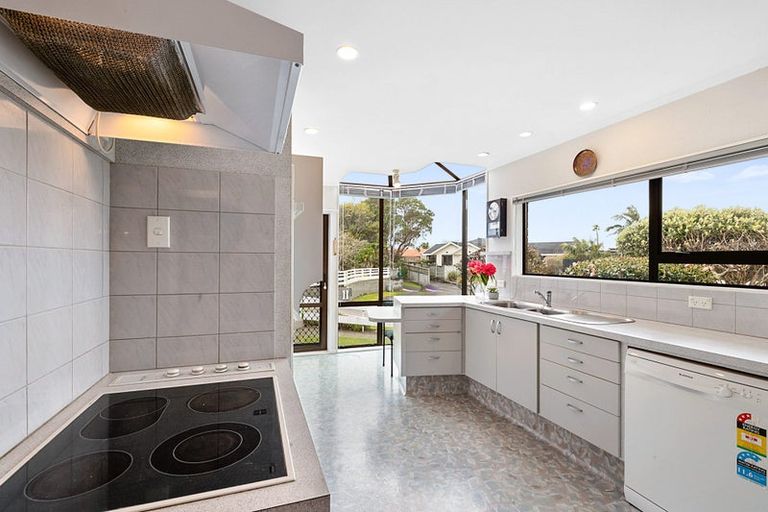 Photo of property in 9 Boulevard Drive, Merrilands, New Plymouth, 4312