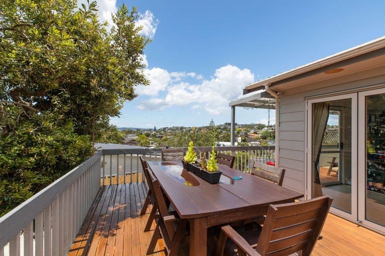 Photo of property in 15 Rosario Crescent, Red Beach, 0932