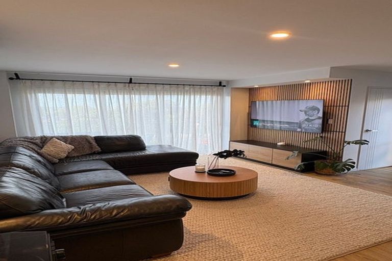 Photo of property in 2e Fowler Street, Northcote, Auckland, 0627