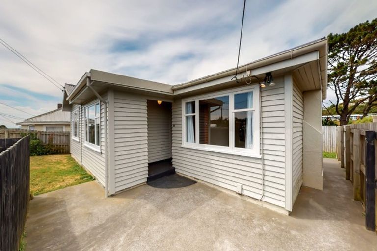 Photo of property in 26 Robert Street, Newlands, Wellington, 6037