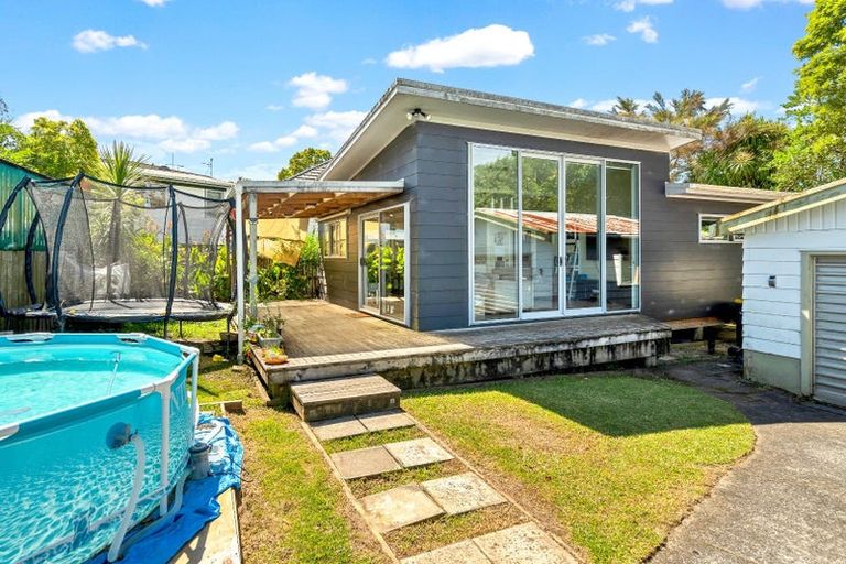 Photo of property in 1 Pitcher Place, Glen Eden, Auckland, 0602