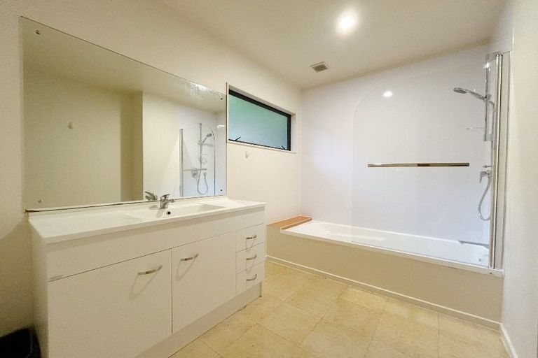 Photo of property in 12 Springwater Vale, Unsworth Heights, Auckland, 0632
