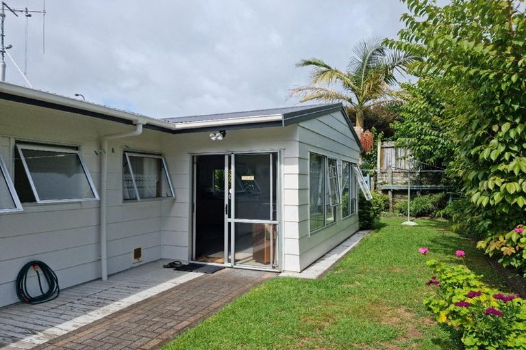 Photo of property in 15 Pokapu Street, Titirangi, Auckland, 0600