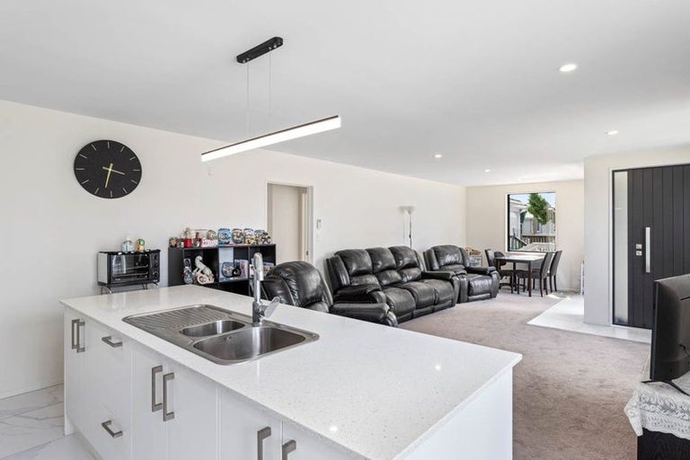 Photo of property in 10 Don Buck Road, Massey, Auckland, 0614