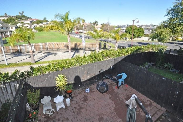 Photo of property in 9/70 Fernhill Way, Oteha, Auckland, 0632