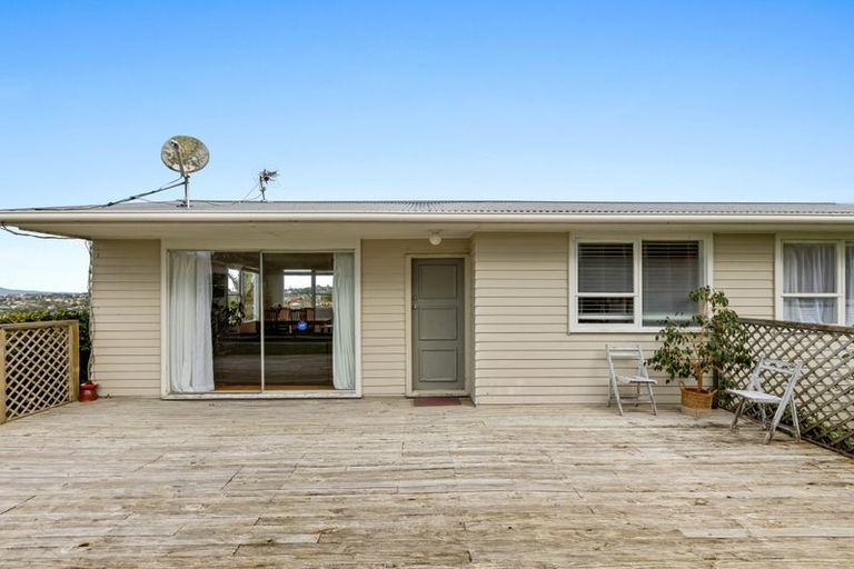 Photo of property in 11 Barker Rise, Northcross, Auckland, 0632