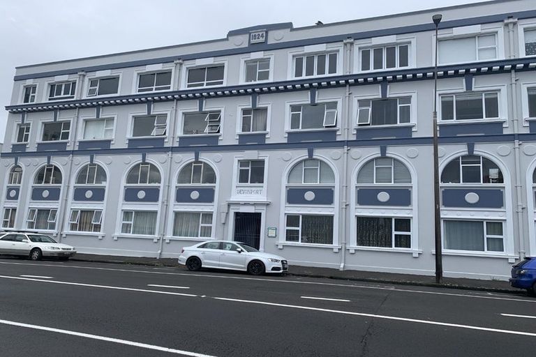 Photo of property in Devonport Apartments, 37/127 Saint Aubyn Street, New Plymouth, 4310