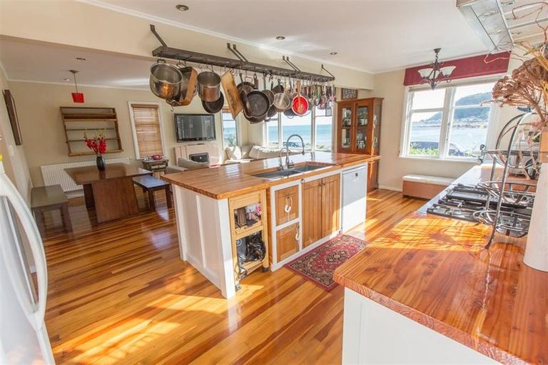 Photo of property in 85 Breaker Bay Road, Breaker Bay, Wellington, 6022