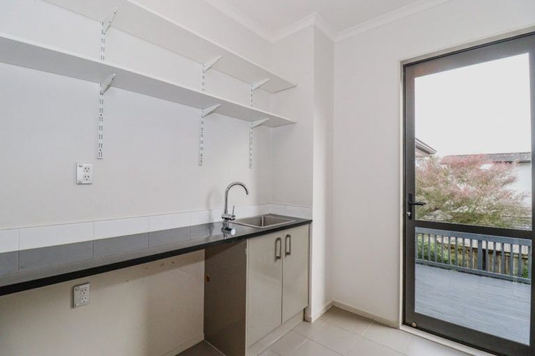 Photo of property in 16 Kinmont Rise, East Tamaki Heights, Auckland, 2016