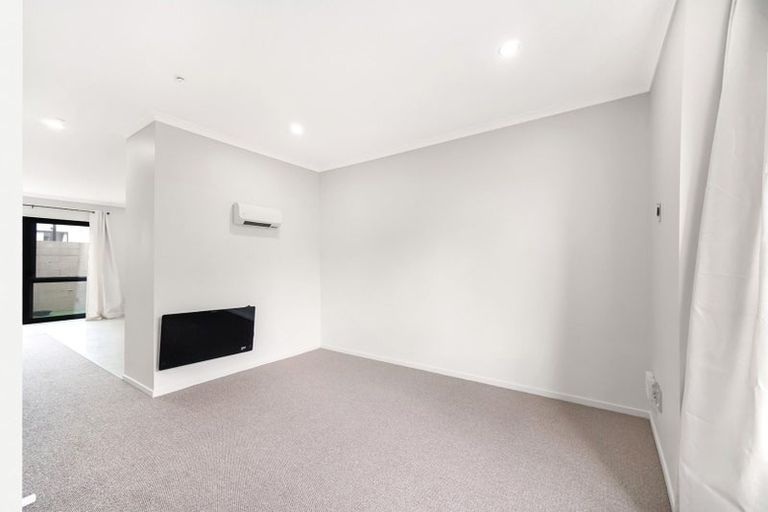 Photo of property in 2/5 Wallson Crescent, Wiri, Auckland, 2104