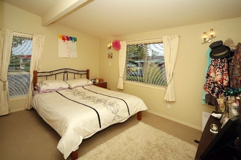 Photo of property in 48 Knightsbridge Drive, Forrest Hill, Auckland, 0620