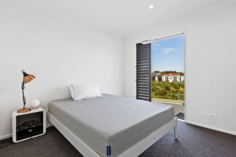 Photo of property in 18 Owen Chapman Drive, Red Beach, 0932