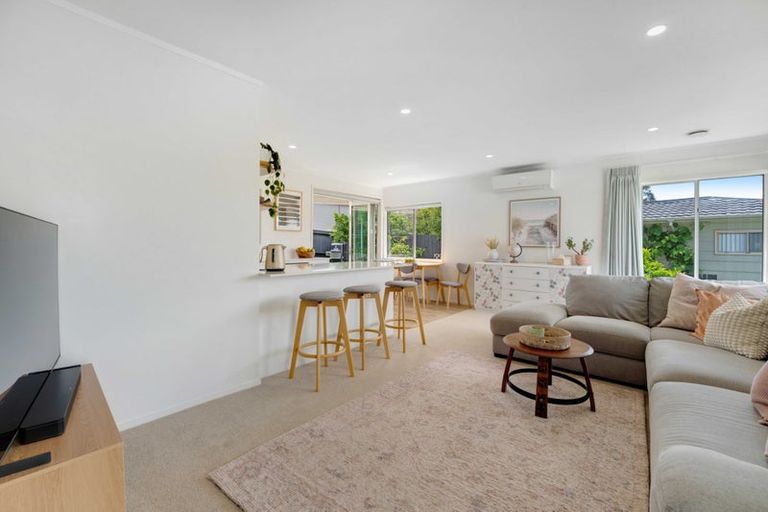 Photo of property in 1/39 Camrose Place, Glenfield, Auckland, 0629