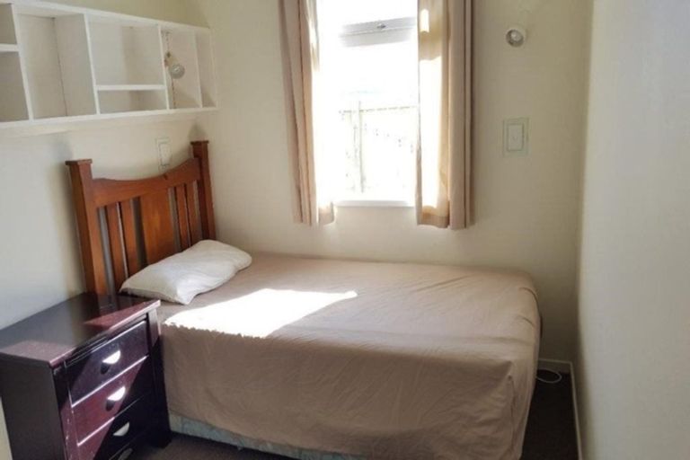 Photo of property in 20 Quigley Street, Newlands, Wellington, 6037