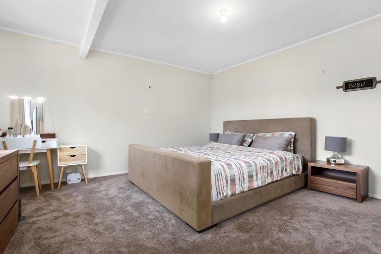 Photo of property in 2/26 Petrel Place, Massey, Auckland, 0614