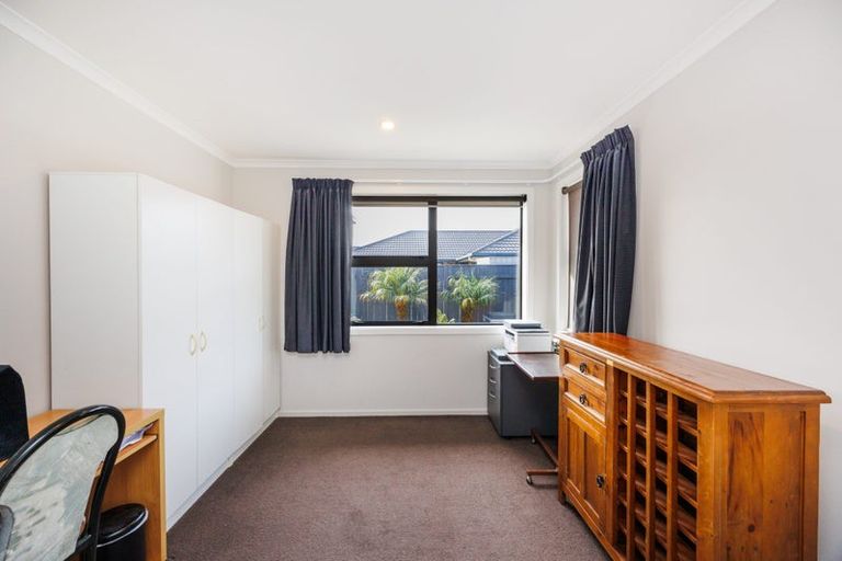 Photo of property in 12 Lorenzo Place, Kelvin Grove, Palmerston North, 4414