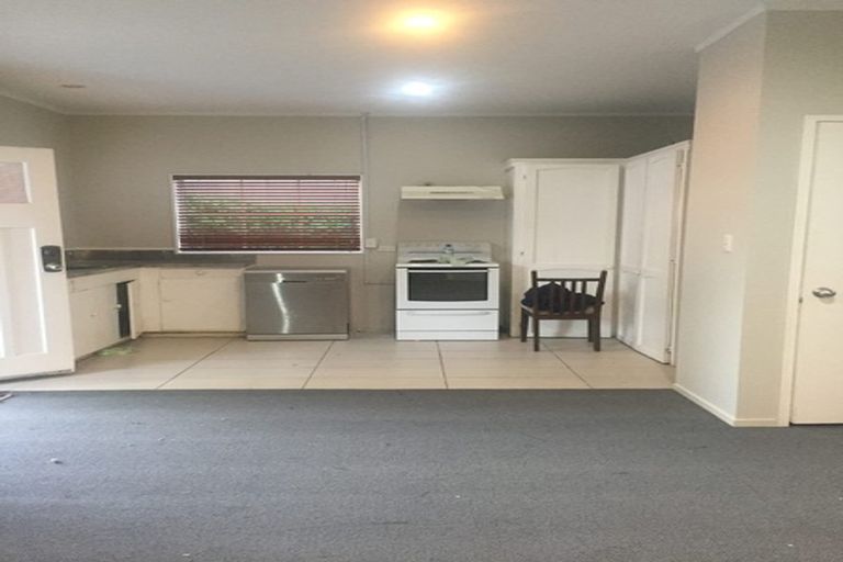 Photo of property in 2/56 Northcote Road, Northcote, Auckland, 0627
