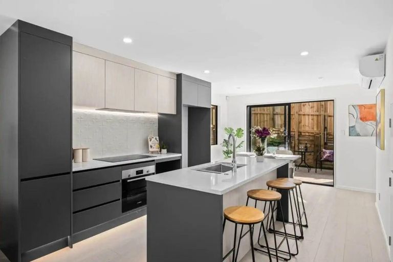Photo of property in 7b Maroubra Place, Botany Downs, Auckland, 2010