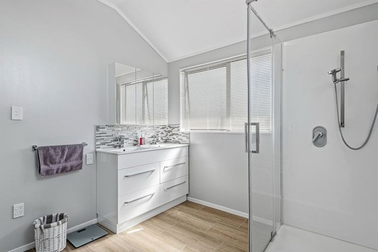 Photo of property in 92b Colwill Road, Massey, Auckland, 0614