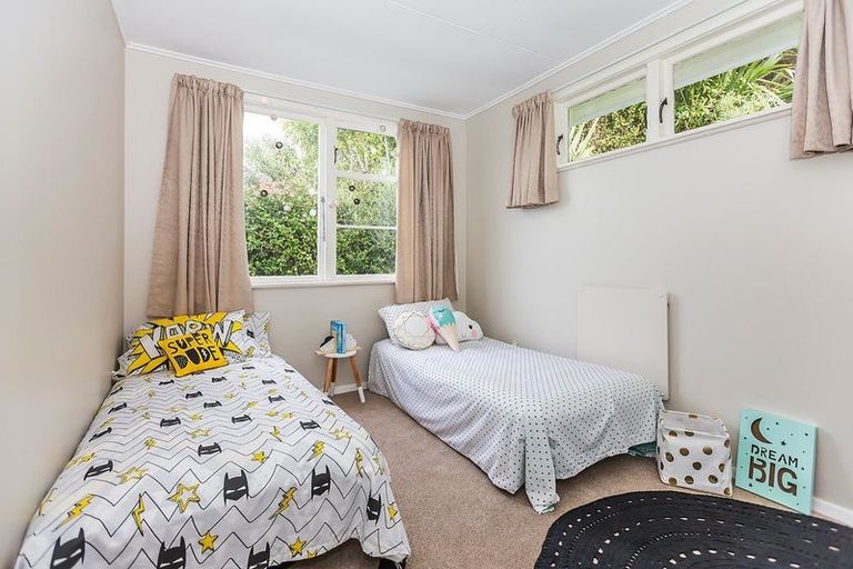 Photo of property in 135 Ruskin Road, Newlands, Wellington, 6037