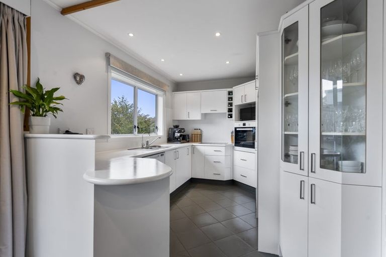 Photo of property in 10 Whitby Place, Westown, New Plymouth, 4310