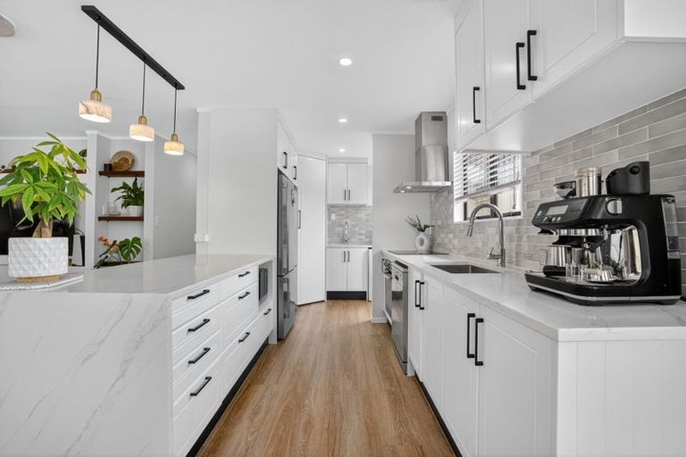 Photo of property in 17 Topliss Drive, Northcross, Auckland, 0632