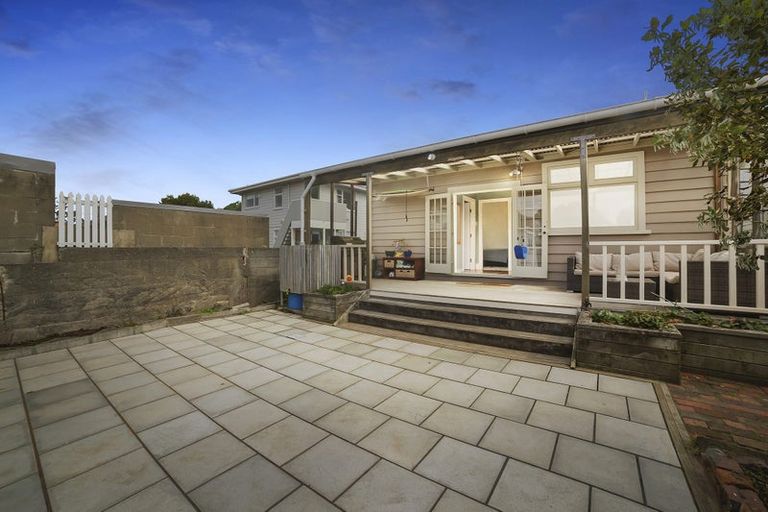 Photo of property in 137 Queens Drive, Lyall Bay, Wellington, 6022