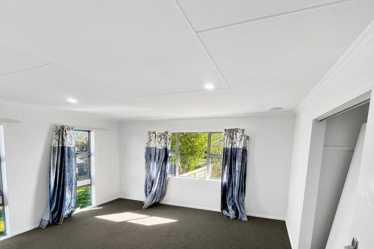 Photo of property in 11 Colonial Place, Kelvin Grove, Palmerston North, 4414