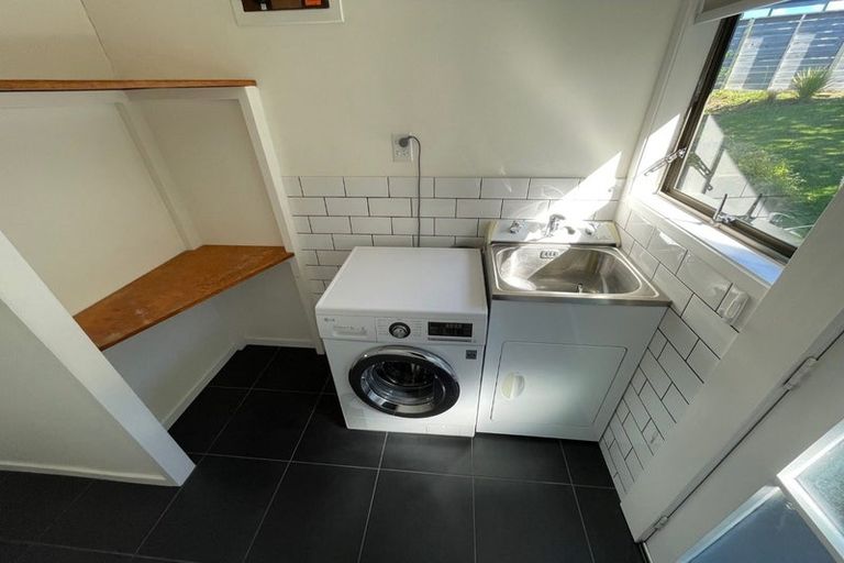 Photo of property in 2 Trias Road, Totara Vale, Auckland, 0629