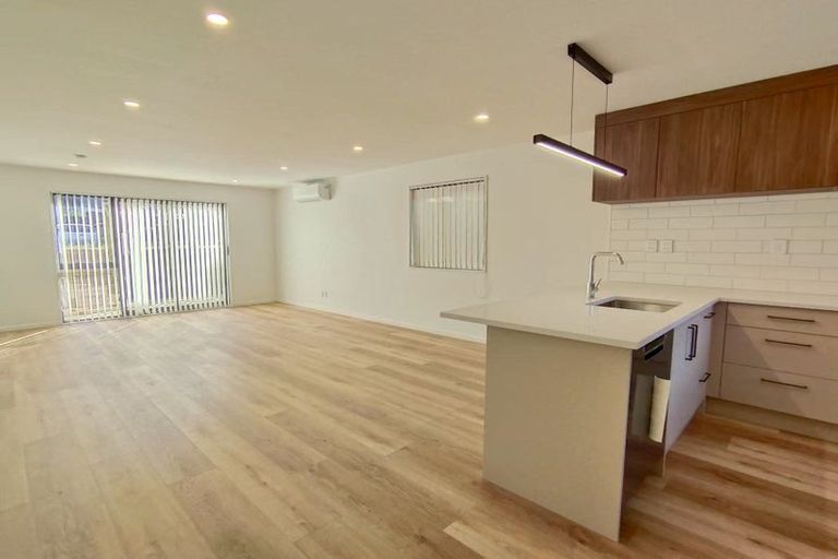 Photo of property in 43d West Harbour Drive, West Harbour, Auckland, 0618